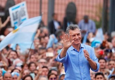 Macri deja Argentina con superávit fiscal primario, según datos oficiales