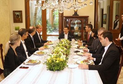 Reconocido economista chileno visitó al ex presidente Cartes