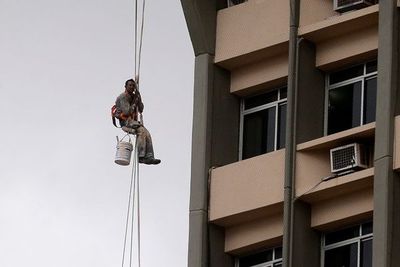 Pintor quedó atascado a la altura del piso 17 de edificio céntrico