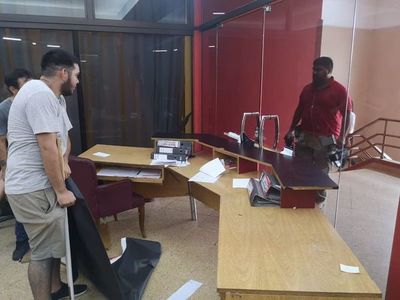 Jóvenes toman Junta de Gobierno tras postergación de elecciones