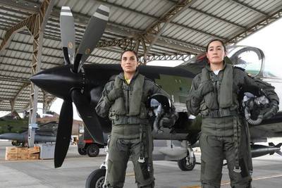 Fuerza Aérea de Ecuador gradua a sus dos primeras mujeres pilotos de combate