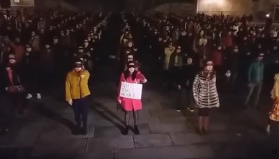 "Machista" irrumpió durante himno feminista