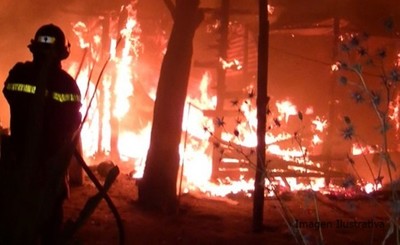 Incendio consume una casa por completo
