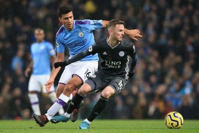El City reacciona, remonta y amenaza al Leicester