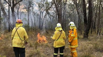 Bomberos pasan Navidad combatiendo incendios forestales en Australia