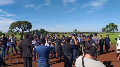 Tensión durante invasión en predio de FF.AA.: militares agreden a periodista