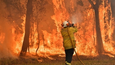 Evacuan a miles de personas en Australia por incendios forestales