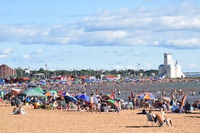 Bañistas coparon playas encarnacenas en el primer día del año