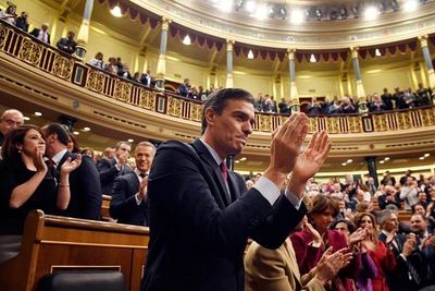 Pedro Sánchez, elegido presidente de un gobierno de izquierda en España