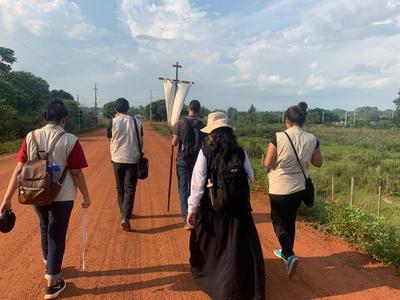 Más de 100 misioneros católicos de Alto Paraná recorren las calles de Villarica llevando el Evangelio