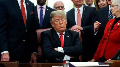 Según Trump “no se debería permitir” que comience el juicio político a él