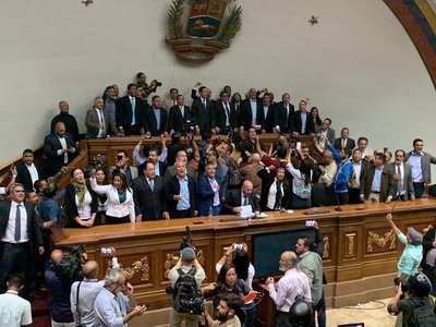 Sancionan a Luis Parra y a otros seis diputados venezolanos por intentar tomar la Asamblea Nacional