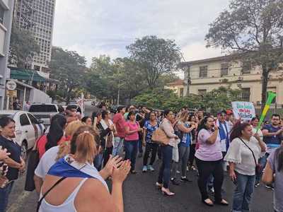 Funcionarios de Salud reclaman pago e instan a Mazzoleni que luche por ellos