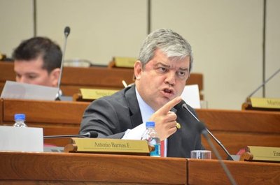 "Mis colegas viven en un termo llenos de privilegios y lujos": Riera oficializa su candidatura a la Junta de la ANR