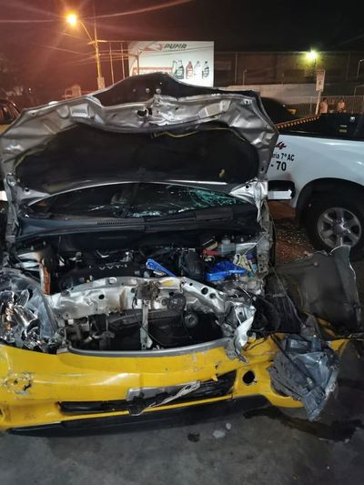 Taxista muere tras choque frontal sobre Acceso Sur