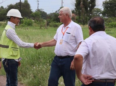 Wiens visita zona de construcción del puente