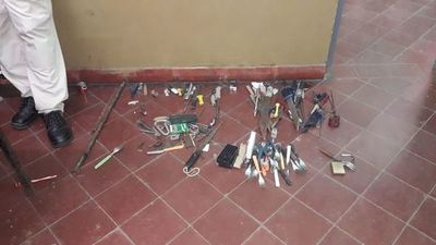 Incautan varias armas blancas de fabricación casera en el penal de San Pedro