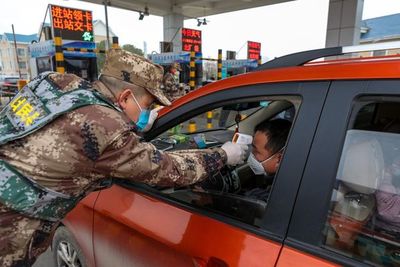 Aumentan a 25 las muertes por el coronavirus y hay 830 contagiados en China