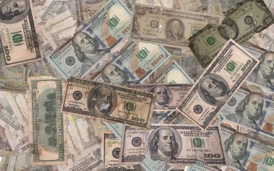 Dólares marcados o manchados: bancos afirman que exigencia para rechazarlos viene de afuera