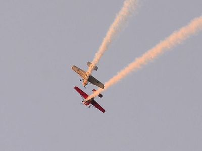Pilotos se lucen con piruetas aéreas en espectáculo distinto a la costanera