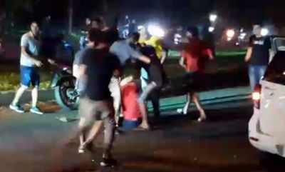 Motociclistas agreden a golpes a un conductor