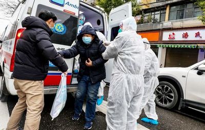 Suben a 80 los muertos por coronavirus en China y aplican más restricciones