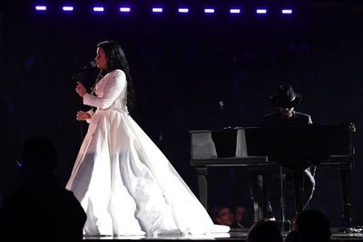 Demi Lovato pone a los Grammy en pie en su regreso a los escenarios