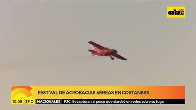 Festival de acrobacias aéreas en costanera