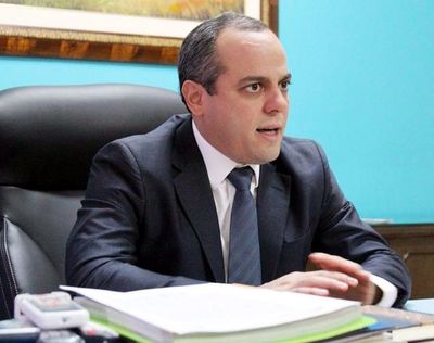 Contralor señala que no tendría atribuciones para fiscalizar fondos privados en campañas políticas