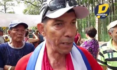 Abuelitos exigen pago de pensión