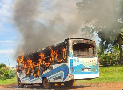 Fuego consume un ómnibus en CDE