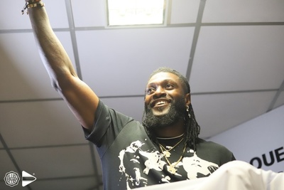 Adebayor está en Paraguay y será presentado esta noche