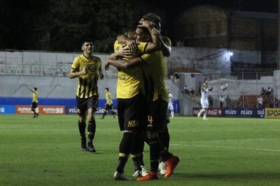 Guarani ganó a Nacional y se mantiene en la cima