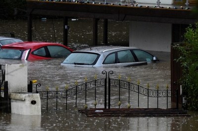 La "devastadora" tormenta Dennis deja sus primeras víctimas y avanza por Europa con fuertes vientos y provocando masivas inundaciones