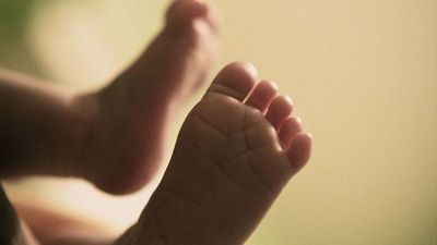 Niña de 2 años muere asfixiada entre las sábanas de la cama de sus padres