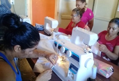 Reclusas del penal de Concepción culminan curso de corte y confección