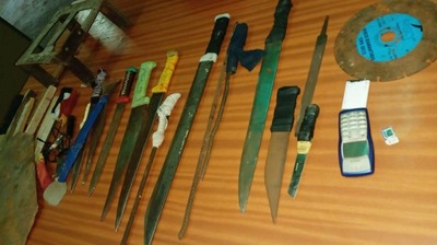 Incautan machetes y un aparato celular en la penitenciaría Regional de San Pedro