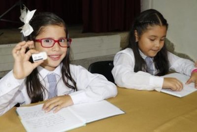 Alumnos califican adquisición de borradores para kits escolares.