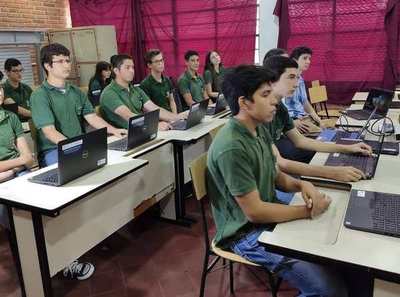 Petta y su nube: Escuelas se caen a pedazos pero ministro presume de modernos laboratorios informáticos