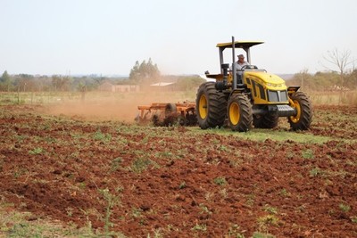 Pequeños agricultores reciben apoyo en la preparación de suelos para cultivos
