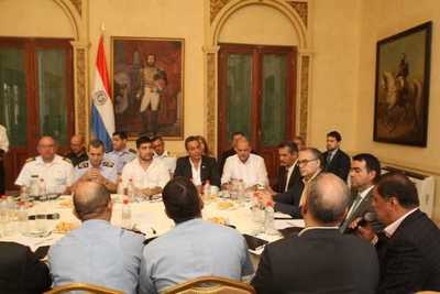 El Gobernador de Central se reunió con el Comité de Emergencia Nacional