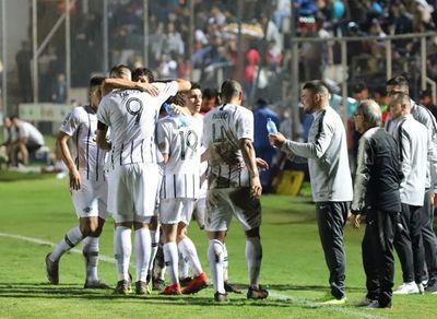 Libertad goleó a Santaní y alcanza a cerro en la segunda posición