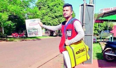 Juntando latitas y vendiendo diarios, joven encarnaceno logró graduarse de la universidad
