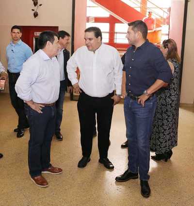 Más de mil jóvenes participan de feria de empleo de la ANR