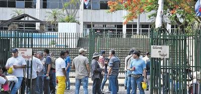 Paro total de funcionarios de la ANDE afecta a miles de usuarios