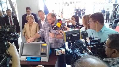 Presentan máquinas de votación que serán utilizadas en municipales de este año