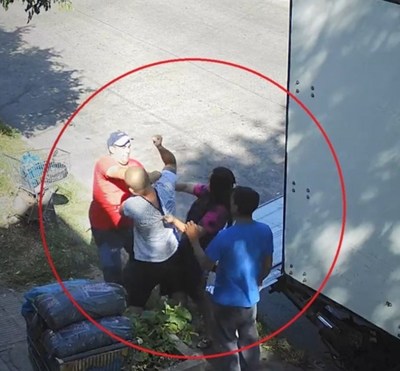 |VIDEO| Trató a almacenero chino de “coronavirus” y terminaron a los golpes