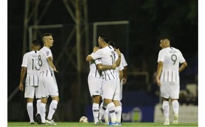 Libertad sufre pero sigue siendo líder