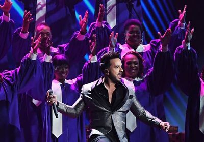 J Balvin, Fonsi y otros artistas se unen en concierto desde casa de Telemundo