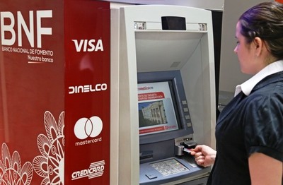 Inician pago de salario a funcionarios públicos